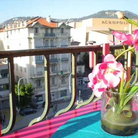 Le California Apartment *
